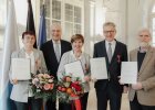 Innenminister Joachim Herrmann mit Berta Faßold, Heidemarie Sponsel, Hans Rebhan und Dr. Arno Mattejat mit Urkunden, Verdienstkreuzen, Ehrenzeichen und Blumensträußen