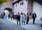 5. Oktober 2022: Innen- und Integrationsminister Joachim Herrmann hat im Rittersaal der Nürnberger Burg 275 neue Staatsbürgerinnen und Staatsbürger begrüßt: "Mit Ihrem Entschluss zeigen Sie, dass Sie sich bei uns wohlfühlen, gern hier leben, heimisch geworden sind und kurzum Teil unserer deutschen Gesellschaft sein wollen!" - Einlass in die Kaiserburg