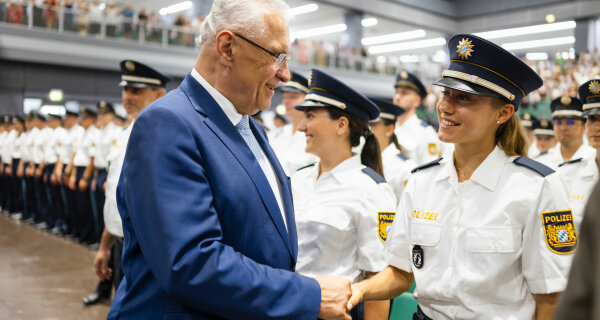 Herrmann mit Polizistinnen und Polizisten