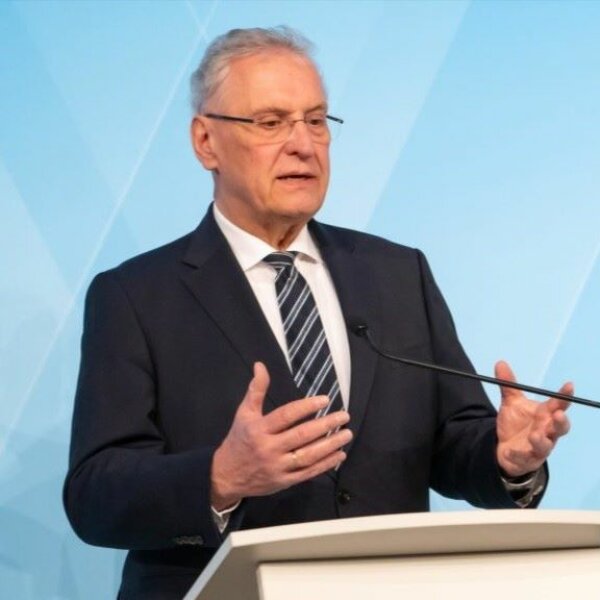 Auf dem Bild ist Innenminister Joachim Herrmann bei der Pressekonferenz zu der Vorstellung der Ergebnisse der Ministerratssitzung am 28. Januar 2025 zu sehen.