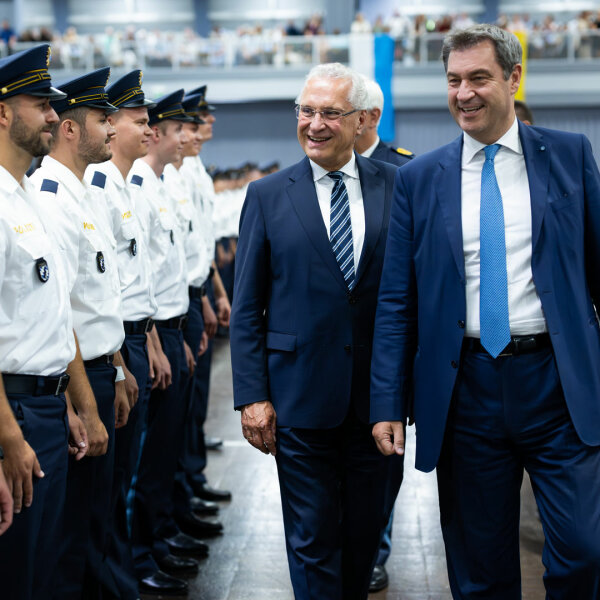 Dr. Söder und Herrmann vor Polizistinnen und Polizisten