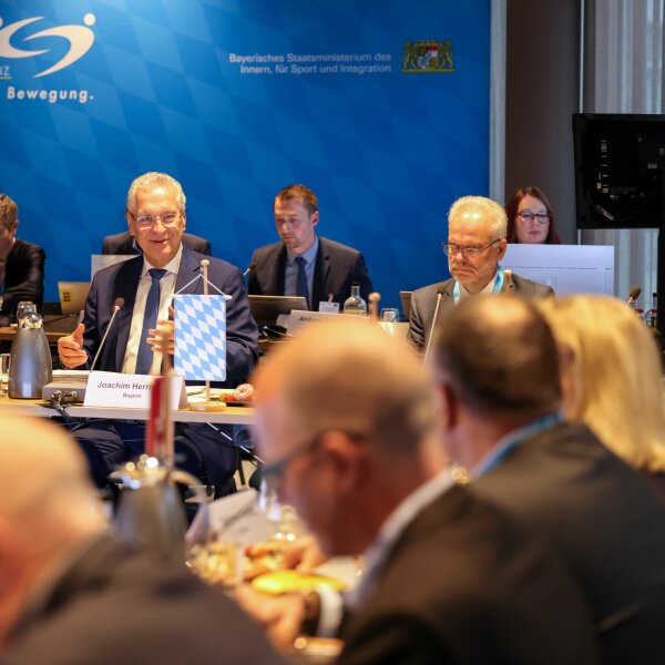 Auf dem Bild ist Innen- und Sportminister Joachim Herrmann bei der Begrüßung der Teilnehmerinnen und Teilnehmer der 50. Sportministerkonferenz zu sehen.