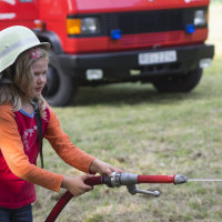 Mädchen mit Feuerwehrschlauch