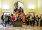 Gruppenfoto der Sternsinger mit Mitarbeitern und Mitarbeiterinnen des StMI