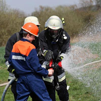 Kennenlern-Tag bei der Feuerwehr: Jugendlichen wird ein Strahlrohr vorgeführt.