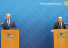 München, 30. September 2020 (stmi). Bayerns Innenminister Joachim Herrmann und Dr. Burkhard Körner, Präsident des Bayerischen Landesamts für Verfassungsschutz (LfV), haben heute die Neuauflage der Broschüre „Das System Scientology“ und den Kurzfilm "10 Tipps wie du dich nicht verarschen lässt – diesmal von Scientologen“ vorgestellt. „Die lautlose Gefahr, die von Scientology ausgeht, gerät angesichts anderer gravierender Bedrohungen leicht in Vergessenheit. Umso wichtiger ist es, dass mit diesen beiden Formaten die Aufklärung der Öffentlichkeit weiter verstärkt wird“ sagte Herrmann.