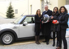 Bayern mobil - sicher ans Ziel: Übergabe Hauptreis BMW MINI am 16. Dezember 2013 in München:  Julia Ziegler (Gewinnerin), Joachim Herrmann (Innenminister), Marie-Therese Vorher (BMW Group), Eva Mang (Sparkassenverband Bayern) 